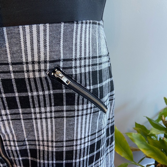 Black and White Plaid Mini Skirt with Attached Belt - Picture 5 of 10